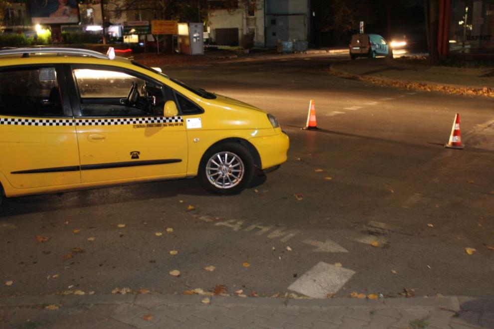47-годишна жена бе блъсната от такси на пешеходна пътека в