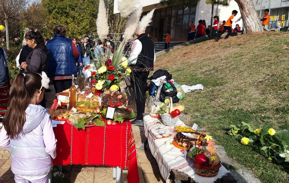 Празник на тиквата и дюлята събра на площада пред читалището в кубратското село Юпер малки и големи, местни и гости от областите Разград, Русе и Силистра. „Есента e щедра на плодове и зеленчуци, а дюлята и тиквата са едни от най-отглежданите дарове на земята в нашия край, затова и създадохме този празник и го нарекохме „Тиквендюл", каза за председателят на читалищното настоятелство в Юпер Росица Минчева.