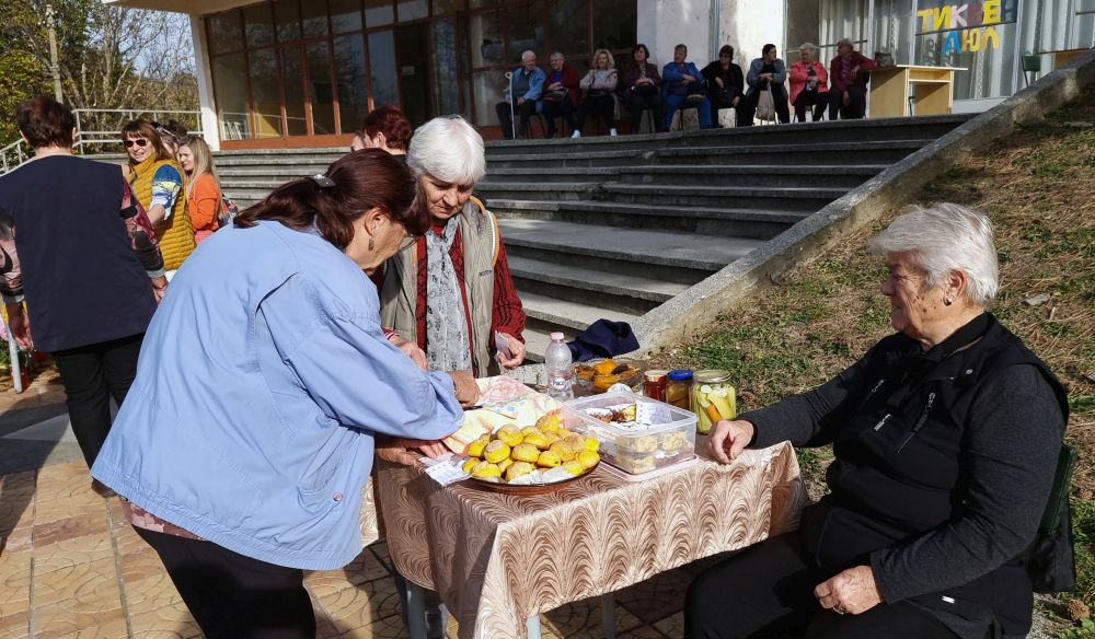 Празник на тиквата и дюлята събра на площада пред читалището в кубратското село Юпер малки и големи, местни и гости от областите Разград, Русе и Силистра. „Есента e щедра на плодове и зеленчуци, а дюлята и тиквата са едни от най-отглежданите дарове на земята в нашия край, затова и създадохме този празник и го нарекохме „Тиквендюл", каза за председателят на читалищното настоятелство в Юпер Росица Минчева.