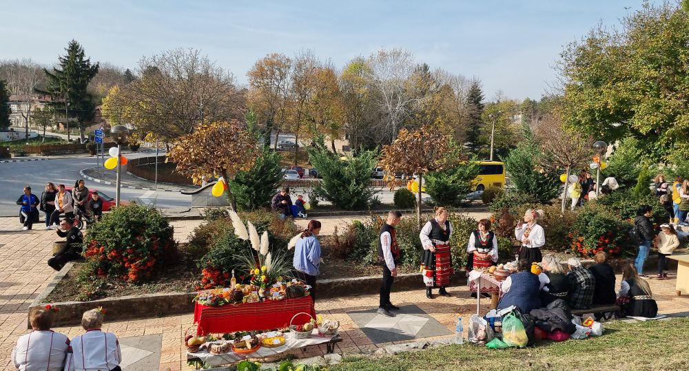 Празник на тиквата и дюлята събра на площада пред читалището в кубратското село Юпер малки и големи, местни и гости от областите Разград, Русе и Силистра. „Есента e щедра на плодове и зеленчуци, а дюлята и тиквата са едни от най-отглежданите дарове на земята в нашия край, затова и създадохме този празник и го нарекохме „Тиквендюл", каза за председателят на читалищното настоятелство в Юпер Росица Минчева.