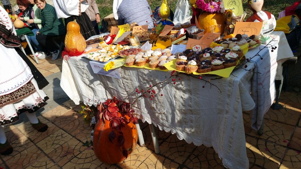 Празник на тиквата и дюлята събра на площада пред читалището в кубратското село Юпер малки и големи, местни и гости от областите Разград, Русе и Силистра. „Есента e щедра на плодове и зеленчуци, а дюлята и тиквата са едни от най-отглежданите дарове на земята в нашия край, затова и създадохме този празник и го нарекохме „Тиквендюл", каза за председателят на читалищното настоятелство в Юпер Росица Минчева.