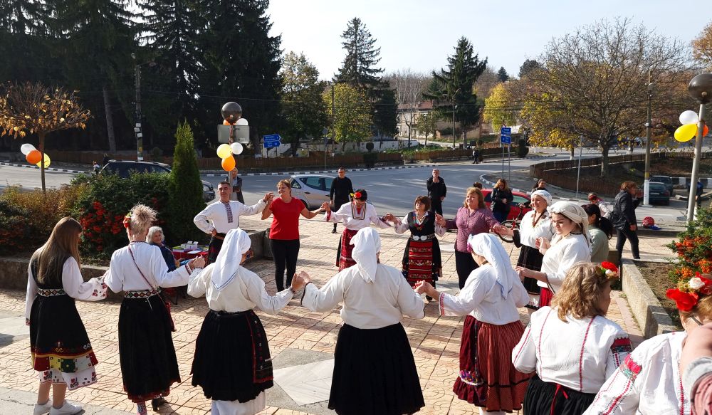 Празник на тиквата и дюлята събра на площада пред читалището в кубратското село Юпер малки и големи, местни и гости от областите Разград, Русе и Силистра. „Есента e щедра на плодове и зеленчуци, а дюлята и тиквата са едни от най-отглежданите дарове на земята в нашия край, затова и създадохме този празник и го нарекохме „Тиквендюл", каза за председателят на читалищното настоятелство в Юпер Росица Минчева.