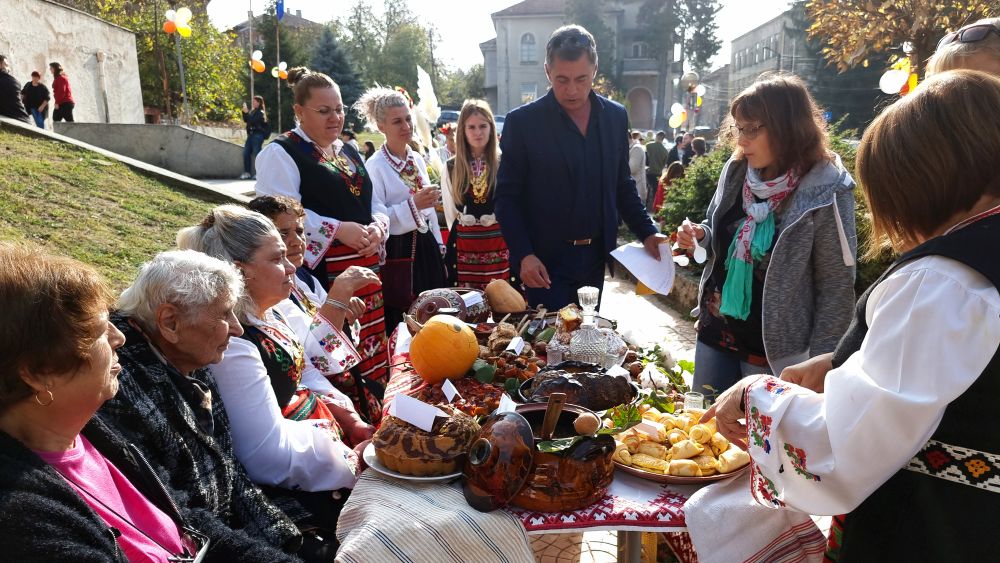 Празник на тиквата и дюлята събра на площада пред читалището в кубратското село Юпер малки и големи, местни и гости от областите Разград, Русе и Силистра. „Есента e щедра на плодове и зеленчуци, а дюлята и тиквата са едни от най-отглежданите дарове на земята в нашия край, затова и създадохме този празник и го нарекохме „Тиквендюл", каза за председателят на читалищното настоятелство в Юпер Росица Минчева.