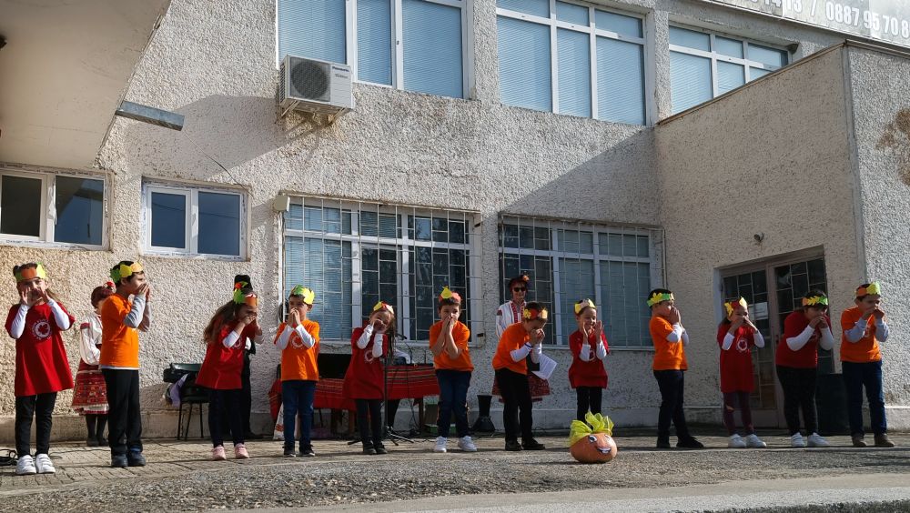 Празник на тиквата и дюлята събра на площада пред читалището в кубратското село Юпер малки и големи, местни и гости от областите Разград, Русе и Силистра. „Есента e щедра на плодове и зеленчуци, а дюлята и тиквата са едни от най-отглежданите дарове на земята в нашия край, затова и създадохме този празник и го нарекохме „Тиквендюл", каза за председателят на читалищното настоятелство в Юпер Росица Минчева.