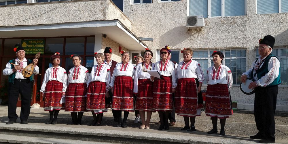 Празник на тиквата и дюлята събра на площада пред читалището в кубратското село Юпер малки и големи, местни и гости от областите Разград, Русе и Силистра. „Есента e щедра на плодове и зеленчуци, а дюлята и тиквата са едни от най-отглежданите дарове на земята в нашия край, затова и създадохме този празник и го нарекохме „Тиквендюл", каза за председателят на читалищното настоятелство в Юпер Росица Минчева.