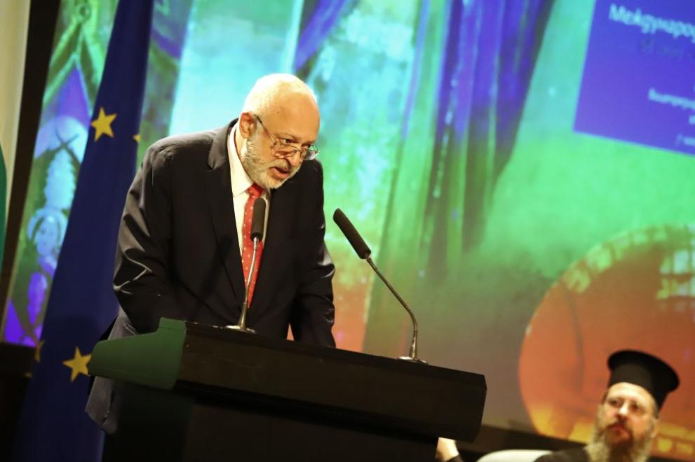 Партийното разнообразие в Народния театър Иван Вазов може би е