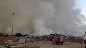 Втори ден гори регионалното депо за отпадъци край Стара Загора
