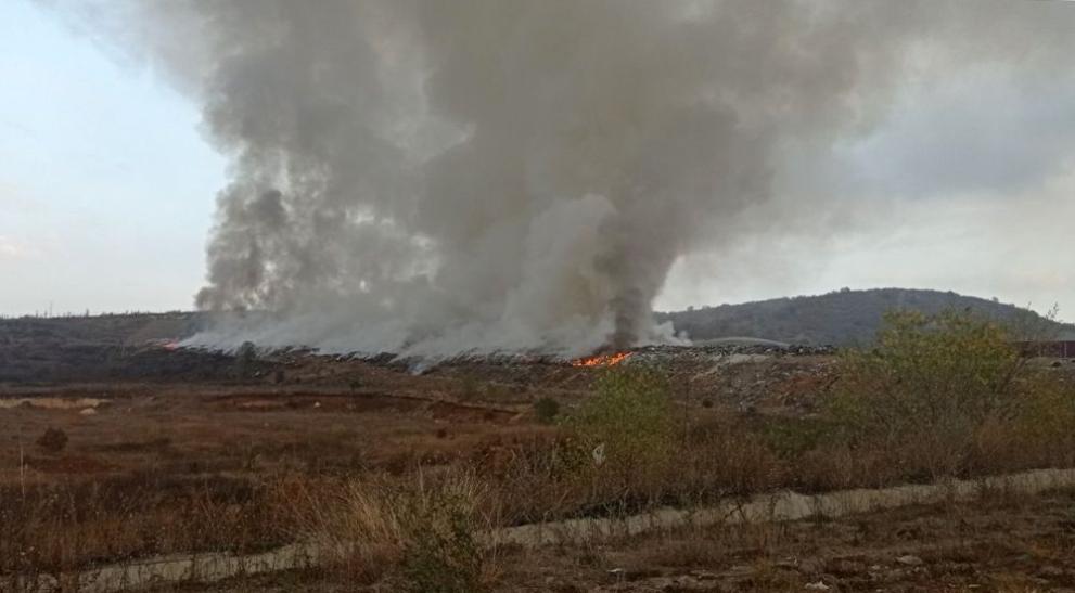 Пожар гори на сметището около старозагорското село Ракитница