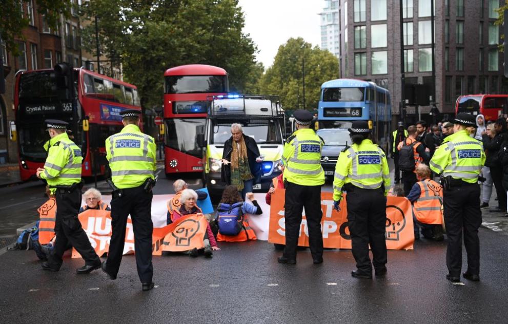 Екоактивисти блокираха движението в Лондон