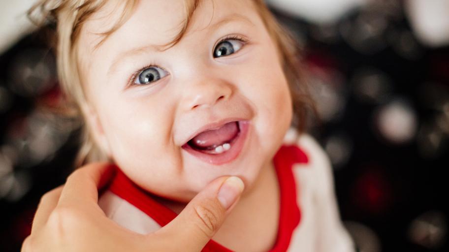 Доц. Маркова: Първи зъбки на бебето - какви са признаците и как да облекчим болката