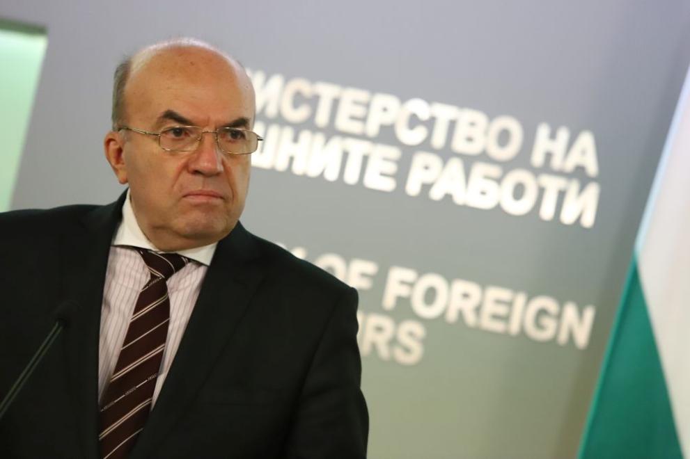 На извънредно заседание депутатите ще изслушат служебния външен министър, Николай