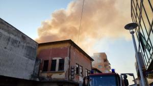 Запали се сградата на бившето кино България в централната част