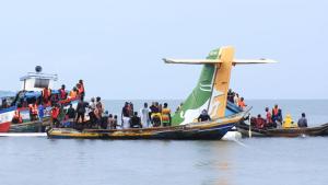 Когато водата от езерото Виктория започва да нахлува в кабината