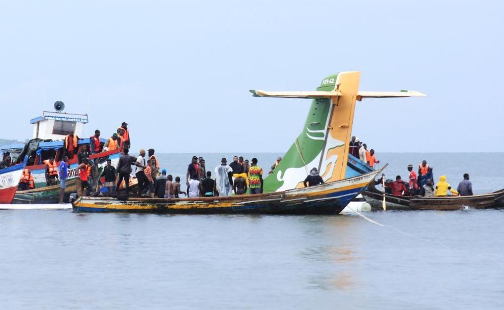 Когато водата от езерото Виктория започва да нахлува в кабината