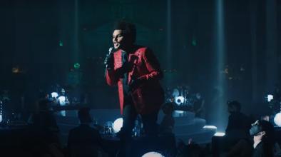 Обезобразеният The Weeknd пее пред маскирана публика