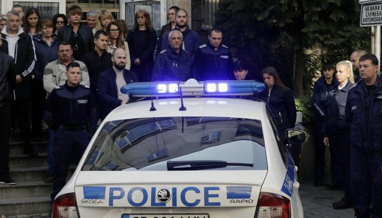 Елхово - ВОЙ НА СИРЕНИ: Полицаи от цялата страна отдадоха почит към загиналия им колега край Елхово