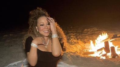 Mariah Carey празнува с вечерна рокля в басейна