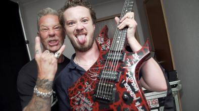 Metallica подариха китара на Joseph Quinn