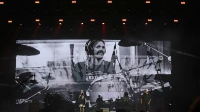 Синът на Taylor Hawkins седна зад барабаните на баща си