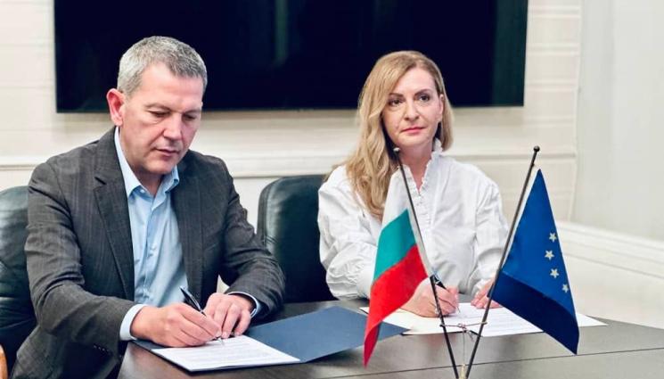 Георги Тодоров Христина Богова - Е-правителството влезе в университет, министър му подари пощенска марка