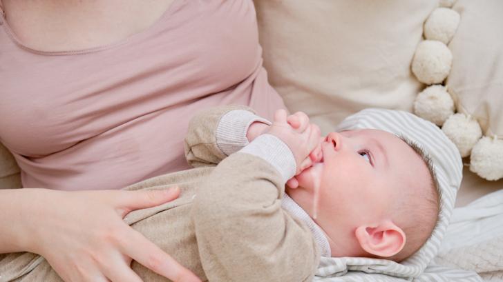 Има ли бебето ви рефлукс и как да реагирате - полезно и важно