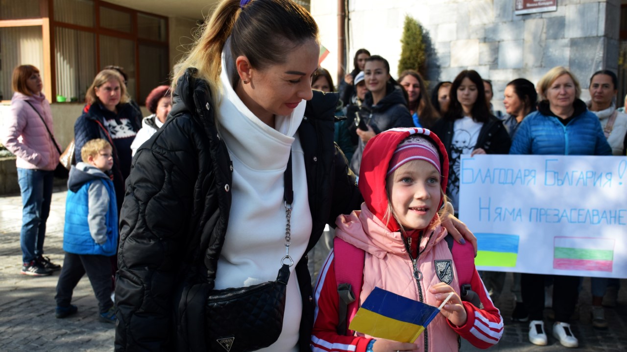 <p>Бежанци от Украйна излязоха на протест днес в Банско с искане програмата за временна закрила и хотелско настаняване да бъде продължена. Исканията им са да не бъдат премествани в държавни бази.</p>