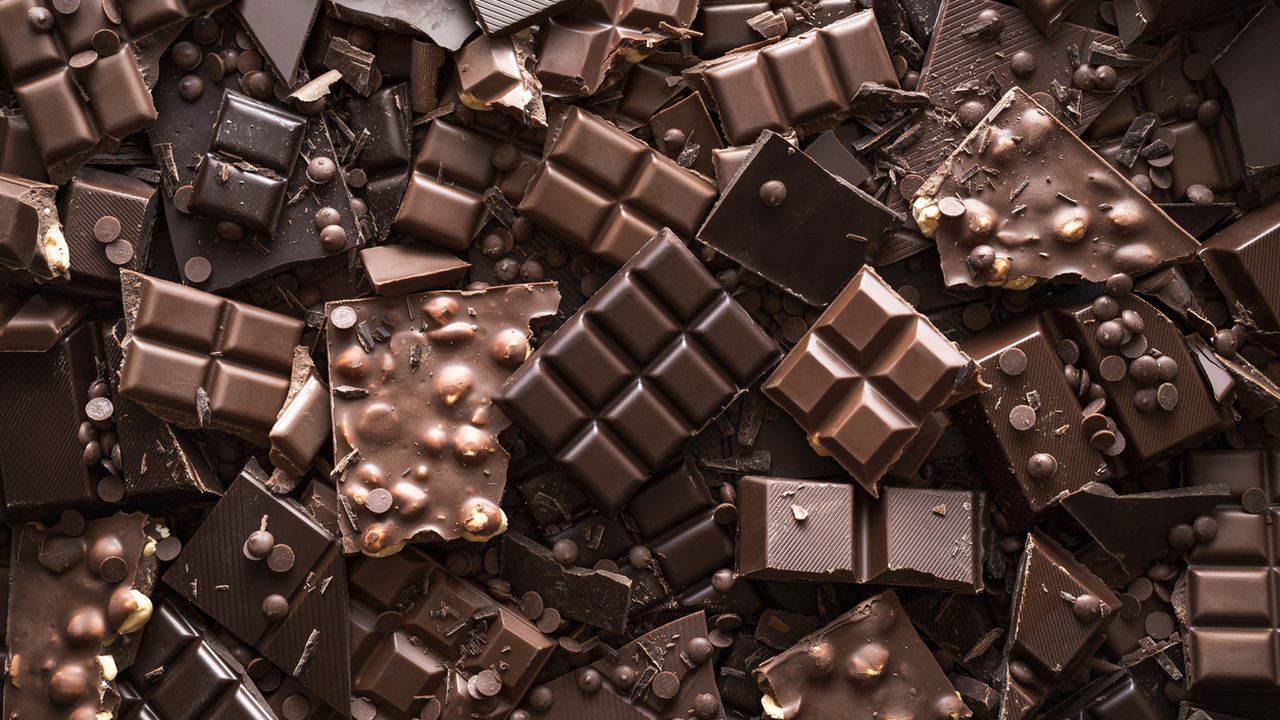 <p><strong>Шоколад</strong></p>

<p>Шоколадът е друга от най-пристрастяващите храни.&nbsp;Това се дължи и на съдържащата се вътре захар.&nbsp;Приемът му предизвиква освобождаване на&nbsp;допамин -&nbsp;невротрансмитер, който е свързан с щастието за кратък период от време.&nbsp;Храните са по-пристрастяващи, колкото по-висока е степента им на обработка.&nbsp;Идеалното би било да се избягва консумацията на шоколади с високо съдържание на прости захари.&nbsp;Много по-добре е да изберете горчивия вариант, с висок процент какао.</p>