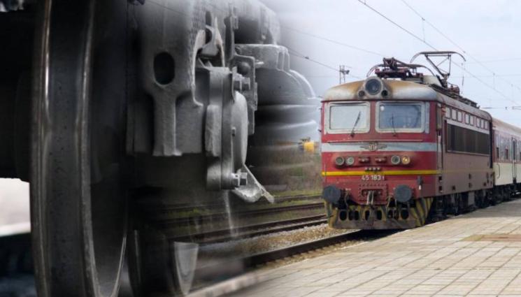 влак - ДОБРИЯТ ПРИМЕР: Машинист спря влак, за да помогне на паднала жена