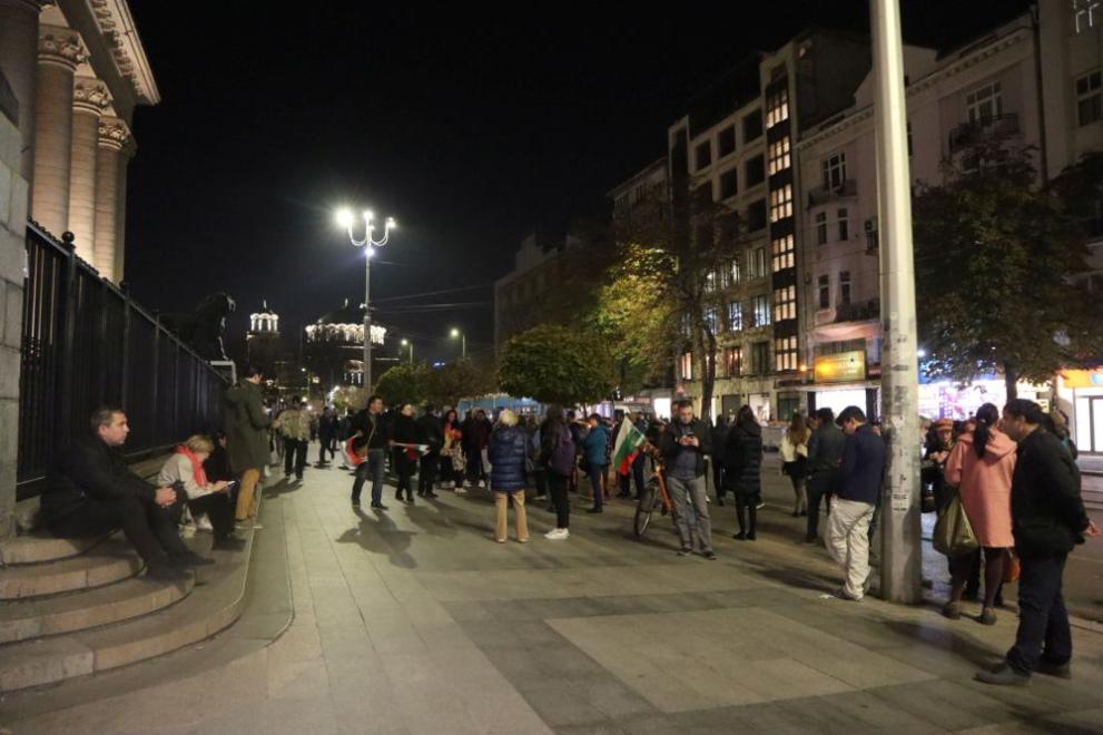 Десетки граждани се събраха на протест пред Съдебната палата в
