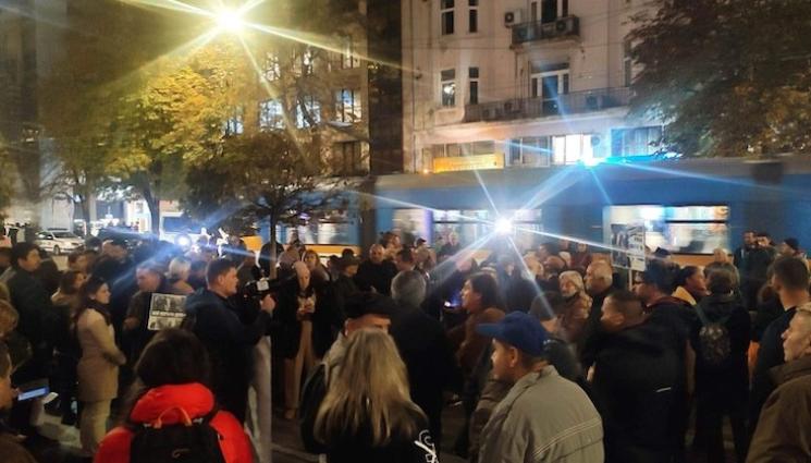 а - СЛЕД КАТО ВЛЕЗЕ В СЛИВЕНСКИЯ ЗАТВОР: Протест в подкрепа на Десислава Иванчева в София