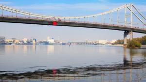 Антоновският мост единствената шосейна връзка между южния украински град Херсон