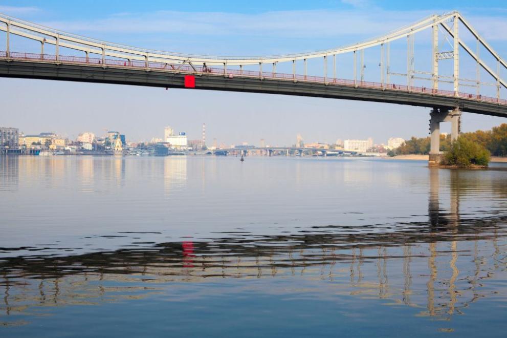 Антоновският мост, единствената шосейна връзка между южния украински град Херсон