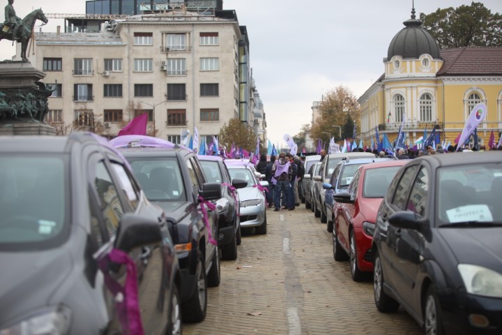 <p>Синдикатите на протест пред Народното събрание</p>