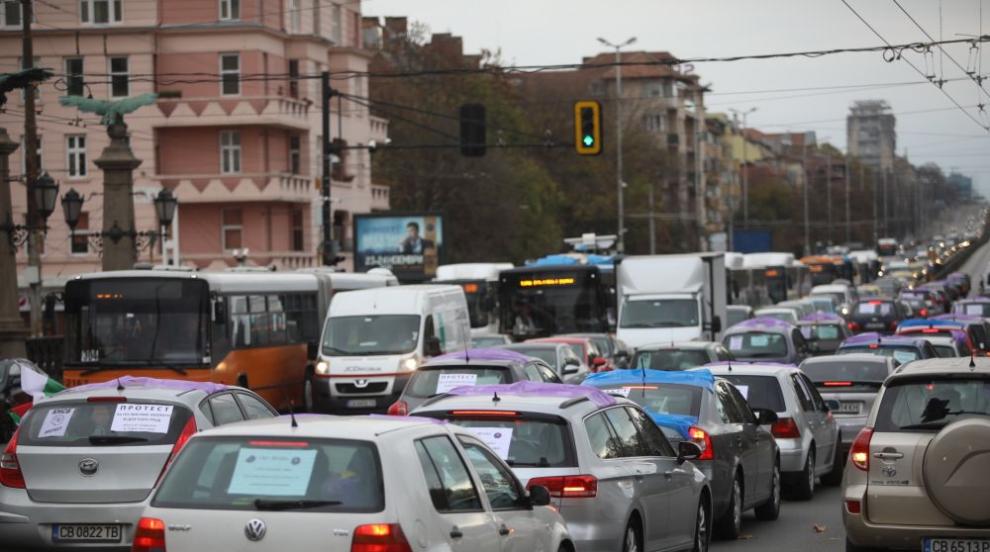 В СНИМКИ: Протест и автошествие блокира центъра на София