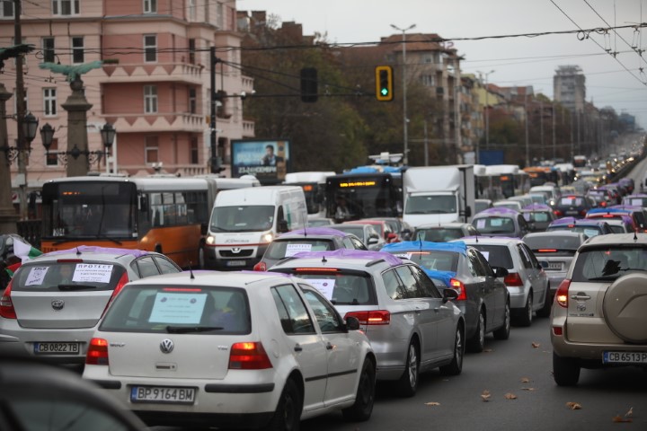 На протестно автошествие потеглиха синдикатите след митинга пред парламента