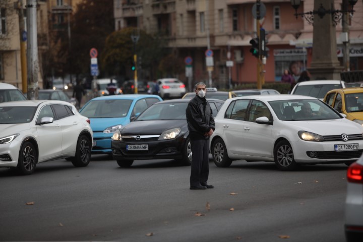 На протестно автошествие потеглиха синдикатите след митинга пред парламента