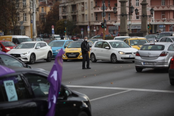 На протестно автошествие потеглиха синдикатите след митинга пред парламента