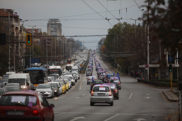 На протестно автошествие потеглиха синдикатите след митинга пред парламента