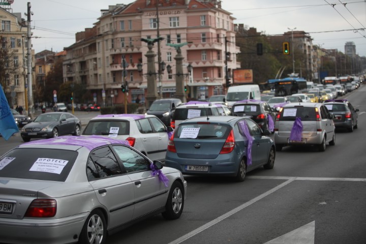 На протестно автошествие потеглиха синдикатите след митинга пред парламента