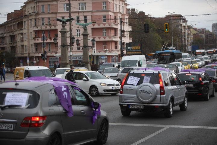 На протестно автошествие потеглиха синдикатите след митинга пред парламента