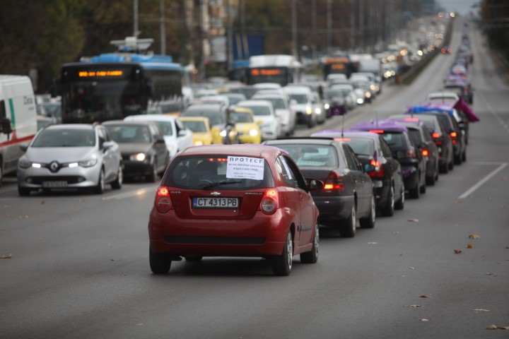 На протестно автошествие потеглиха синдикатите след митинга пред парламента