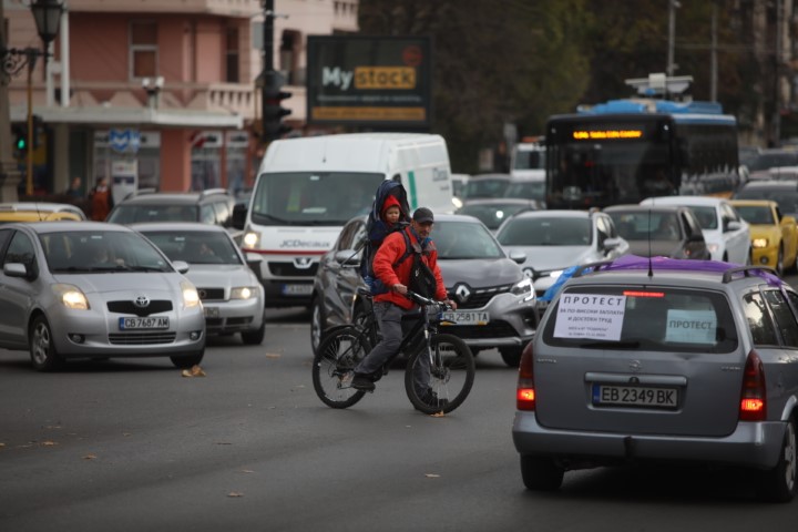 На протестно автошествие потеглиха синдикатите след митинга пред парламента