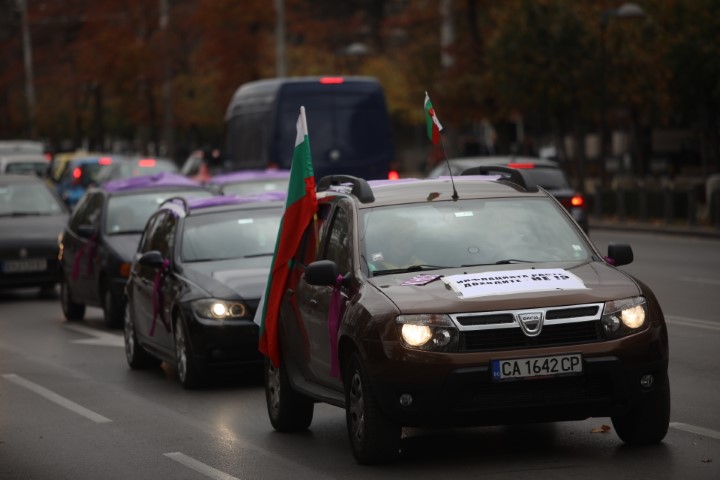 На протестно автошествие потеглиха синдикатите след митинга пред парламента