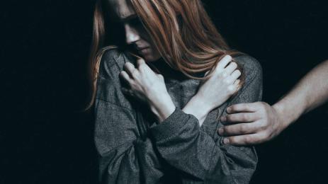 изнасилвач жертва