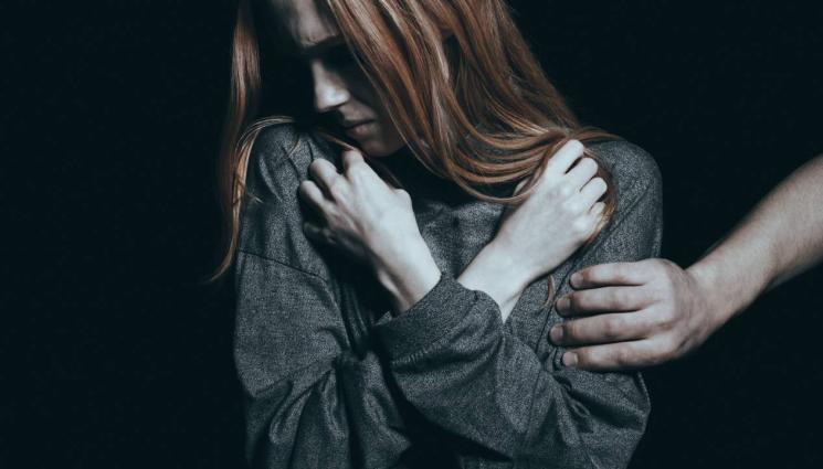 изнасилвач жертва - НЯМА ИЗМЪКВАНЕ: Тийнейджър-изнасилвач влиза за 6 години зад решетките