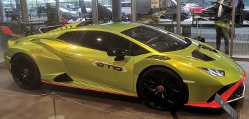 <p>На лещитено в Болоня посрещат и изпращат така: с Lamborghini Huracan STO.</p>