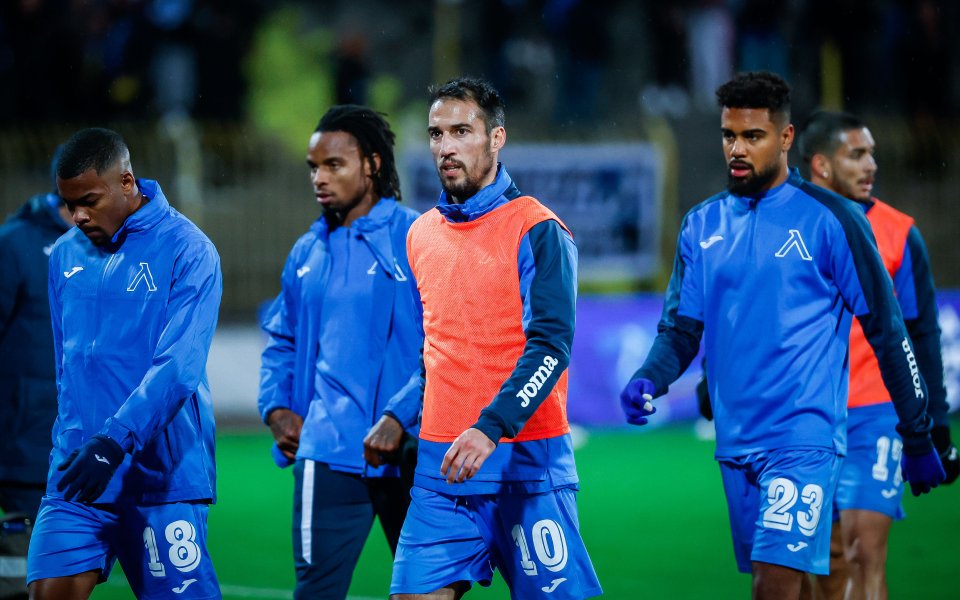 Отборите на Левски и Славия играят при  в мач от