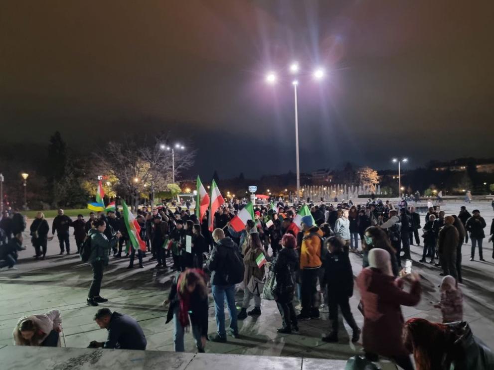 Десетки граждани се събраха на мирен протест пред НДК в