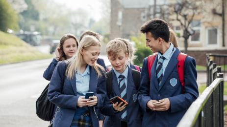 ученици в униформи