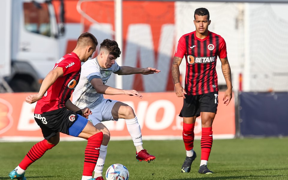 Локомотив София и Берое играят при 0:1 в мач от